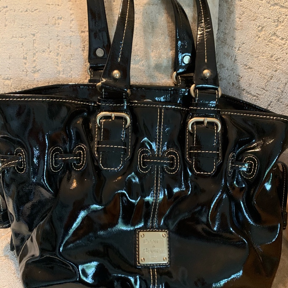 Gorgeous Dooney & Bourke Black Patent Leather Medium Tote Handbag
